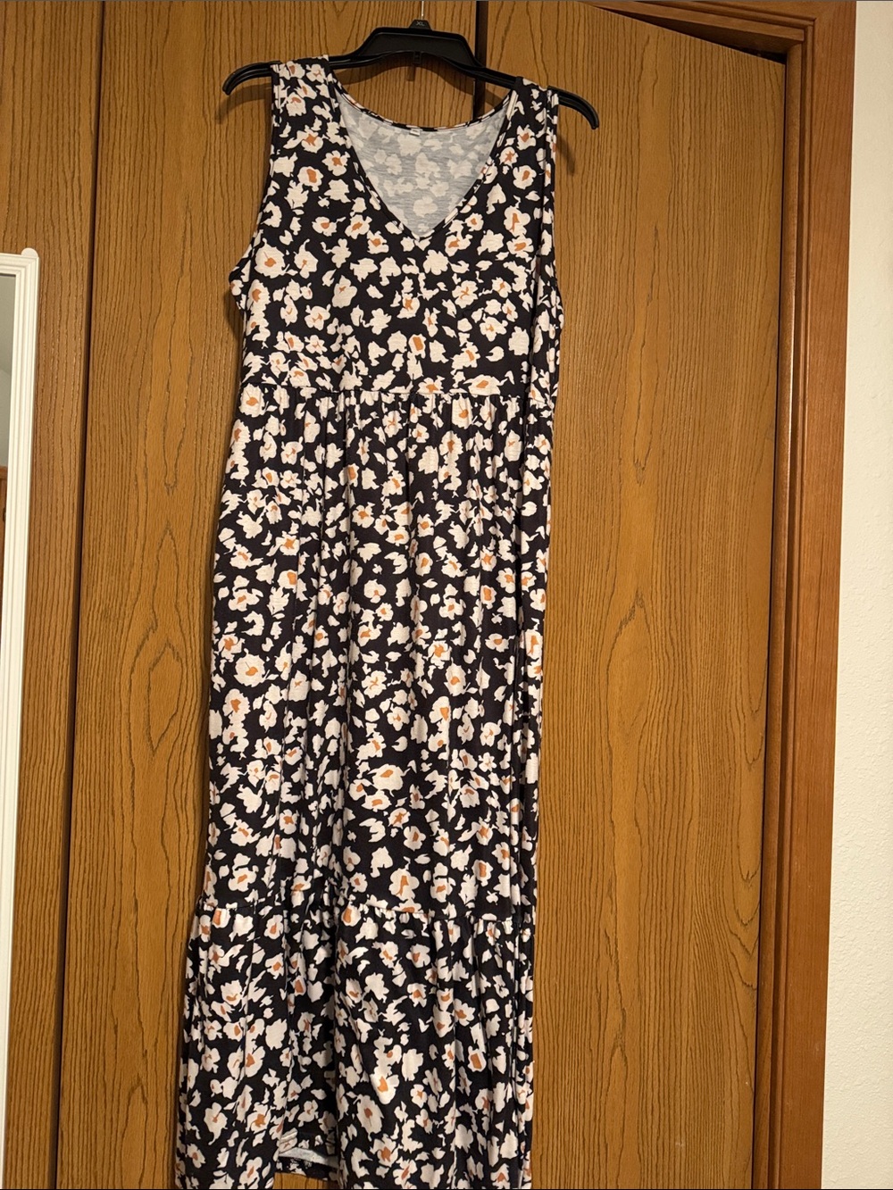 Sleeveless Floral V-Neck Maxi Dress in Black and Cream